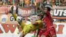 Striker Bhayangkara FC, Romiro Fergonzi, berebut bola dengan bek Persija Jakarta, Ryuji Utomo, pada laga Shopee Liga 1 di Stadion Patriot Chandrabhaga, Bekasi, Sabtu (10/8). Persija bermain imbang 1-1 atas Bhayangkara. (Bola.com/Yoppy Renato)