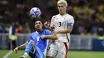 Gelandang Isrel Oscar Gloukh berebut bola dengan bek Jepang Ryuya Nishio pada matchday terakhir Grup D sepak bola Olimpiade Paris 2024 di stadion stade de la Beaujoire, Rabu (31/7/2024). (AP Photo/Jeremias Gonzalez)