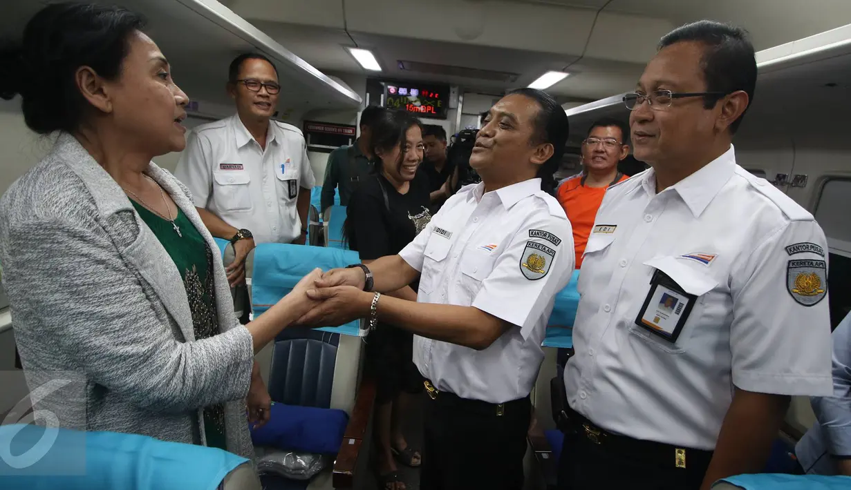 Penyanyi Didi Kempot berbincang dengan penumpang di Stasiun Gambir, Jakarta, Kamis (9/3). Bertepatan dengan Hari Musik Nasional, PT KAI menunjuk Didi Kempot sebagai Duta Kereta Api. (Liputan6.com/Immanuel Antonius)