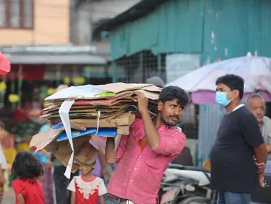 Seorang pria meninggalkan sebuah pasar di Kathmandu, Nepal (22/7/2020). Pemerintah Nepal memutuskan untuk secara resmi mencabut kebijakan karantina wilayah (lockdown) yang telah berlangsung selama hampir empat bulan. (Xinhua/Zhou Shengping)