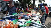 Pedagang ikan  saat merapihkan dagangannya di pasar Kramat jati, Jakarta Timur, Kamis (31/12). Jelang malam tahun baru, warga banyak berburu kerang hijau untuk merayakan malam tahun baru. (Liputan6.com/Yoppy Renato)