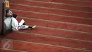 Seorang jamaah khusyuk bertadarus Alquran pada hari pertama Ramadan 1437 H di Masjid Istiqlal, Jakarta, Senin (6/6). Bulan Ramadan, umat muslim memanfaatkan waktu memperbanyak ibadah dengan tadarus dan melaksanakan salat sunah (Liputan6.com/Faizal Fanani)