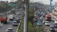 Kendaraan melaju melintasi ruas Tol Jakarta-Bogor-Ciawi (Jagorawi) di Jakarta, Kamis (7/9). Sistem transaksi pembayaran pun berubah dari semula tertutup menjadi terbuka atau satu kali transaksi untuk ruas tol Jagorawi. (Liputan6.com/Immanuel Antonius)