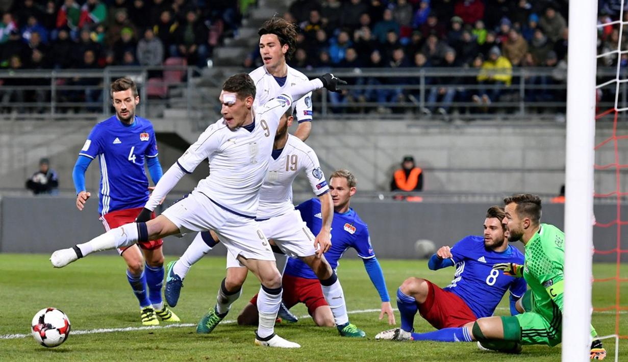 Striker Italia, Andrea Belotti, berusaha mencetak gol ke gawang Liechtenstein dalam laga Grup G Kualifikasi Piala Dunia 2018 di Stadion Rheinpark, Minggu (13/11/2016) dinihari WIB. (AFP/Fabrice Coffrini)