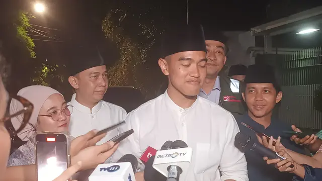 Ketua Umum (Ketum) Partai Solidaritas Indonesia (PSI) Kaesang Pangarep menyambangi kediaman Ketua Umum PBNU KH Yahya Cholil Staquf atau Gus Yahya di kawasan Jakarta Pusat, pada Kamis (5/10/2023).