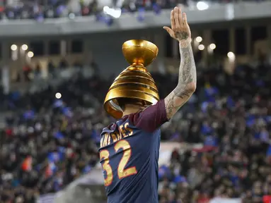 Pemain PSG, Dani Alves merayakan keberhasilan timnya meraih Coupe De La Ligue usai kalahkan AS Monaco di Stade Matmut Atlantique, Bordeaux, Sabtu (31/3/2018) waktu setempat. PSG menang 3-0. (AP/Thibault Camus)