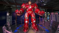 Hulkbuster Armor terlihat di pameran Marvel Avengers S.T.A.T.I.O.N. dalam pratinjau media di Pusat Perbelanjaan Yorkdale, Toronto, Kanada, 19 November 2020. Pameran tersebut akan dibuka untuk umum mulai 20 November 2020 hingga 31 Januari 2021. (Xinhua/Zou Zheng)