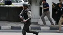 Seorang polisi Indonesia berjalan di dekat lokasi ledakan di Jakarta, Indonesia, (14/1/2016). Beberapa ledakan dan suara senjata api terjadi di pusat ibukota Indonesia, Polisi mencurigai seorang melakukan aksi bom bunuh diri. (REUTERS/Beawiharta)