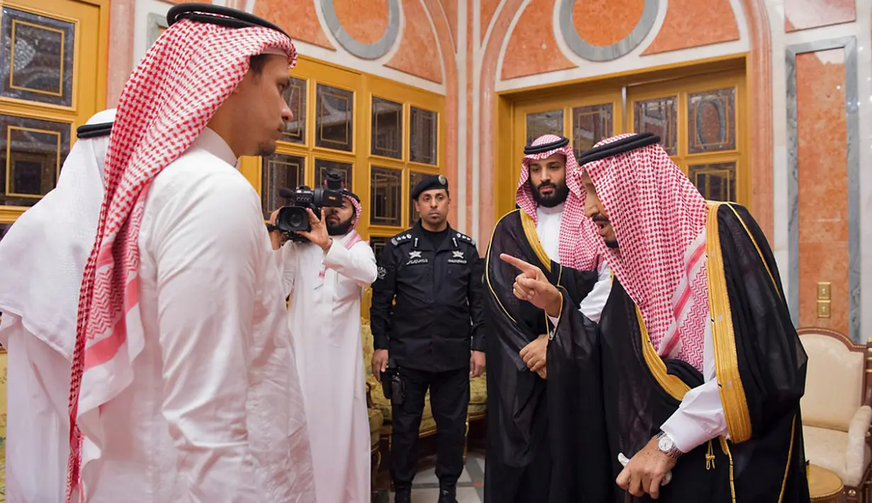 Raja Arab Saudi Salman bin Abdulaziz al-Saud (kanan) dan Putra Mahkota Mohammed bin Salman (kedua kanan) bertemu dengan anggota keluarga dari jurnalis yang terbunuh, Jamal Khashoggi, di Istana Kerajaan Saudi di Riyadh, Selasa (23/10). (Handout/SPA/AFP)