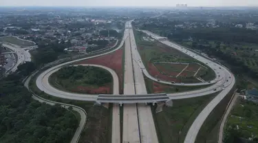 Foto udara memperlihatkan kondisi jalan tol Cimanggis-Cibitung di pintu tol Nagrak Kota Wisata Cibubur, Jawa Barat, Sabtu (29/6/2024). (merdeka.com/Imam Buhori)