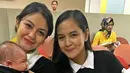 Senyum ceria kedua ibu cantik ini saat bertemu Revalina di dokter anak.  Dengan busana nuansa hitam dan putih. Terlihat kompak meski tidak janjian. (Instagram/@intan_nuraini23)