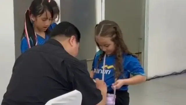 Potret Nafisha Cicit Elvy Sukaesih Jadi Pendamping Penjaga Gawang Tim Garuda Ernando Ari, hingga Minta Tanda Tangan Erick Thohir