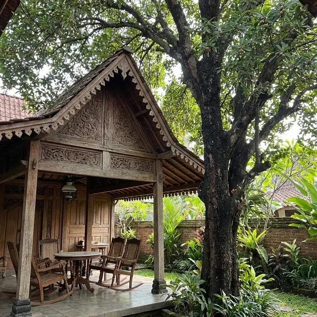 Teras Klasik Tropis dengan Pohon Sawo Kecik (Gemini AI)