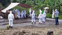 Aparat kepolisian ikut membantu pemakaman jenasah Pasien Dalam Pengawasan (PDP) Covid-19 di Sulut.