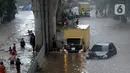 Sejumlah kendaraan terendam banjir di Jalan Kapten Tendean, Jakarta, Sabtu (20/2/2021). Banjir yang disebabkan curah hujan tinggi memutus akses lalu lintas di Jalan Kapten Tendean. (merdeka.com/Imam Buhori)