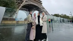 Kompak memakai busana muslim, keempatnya menikmati momen saat mengunjungi Menara Eiffel. Bahkan, penampilan Natasha Rizky, Nina Zatulini, Dian Ayu dan Ratna Galih juga tak lepas dari perhatian netizen. (Liputan6.com/IG/@ninazatulini22)