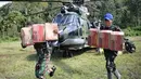 Tim gabungan terus berupaya semaksimal mungkin menjangkau lokasi, terutama yang bisa menjadi titik pendaratan helikopter. Tampak dalam foto, personel militer menurunkan barang bantuan dari helikopter TNI AU saat pendistribusian bantuan ke daerah terdampak banjir di Aceh Tengah, Sabtu 6 Desember 2025. (AP Photo/Reza Saifullah)