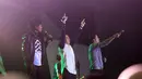 Gaya komunikasi Base Jam Reunion berbeda dari musisi sekarang lantaran mereka adalah musisi 90-an. Sigit pun menanyakan tentang kondisi kesehatan penonton yang rela menunggu aksi mereka hingga larut malam. (Nurwahyunan/Bintang.com)