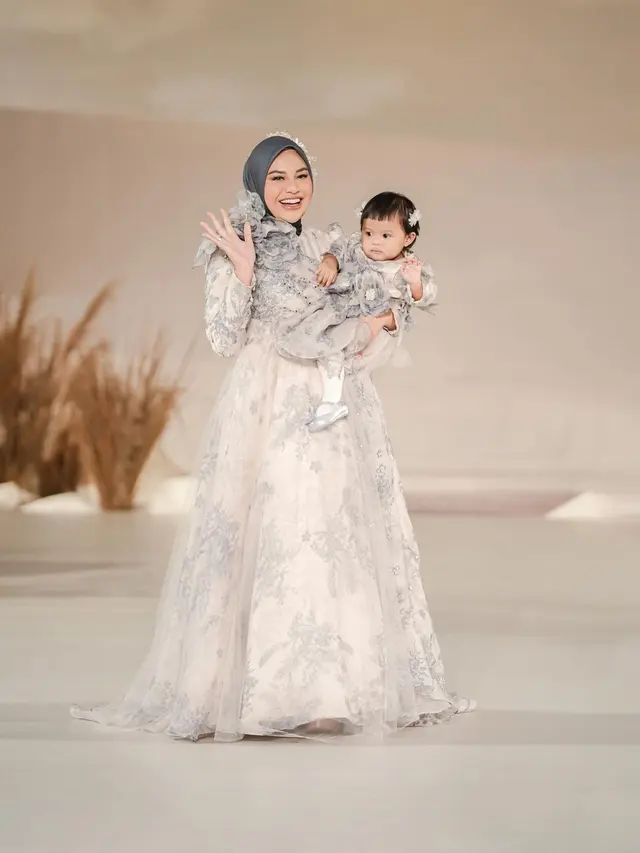 10 Inspirasi Model Gamis Terbaru untuk Lebaran ala Artis, Aurel Hermansyah hingga Ussy Sulistyawati