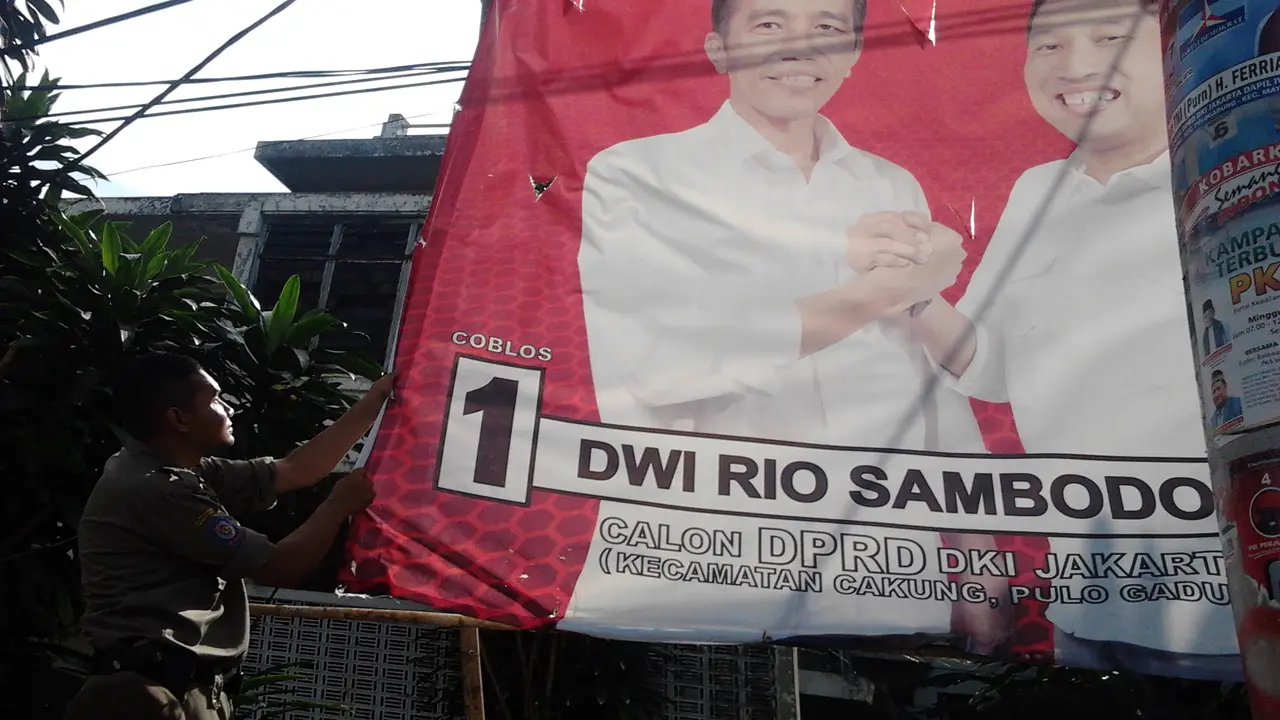 Spanduk Jokowi pun Dicopot Satpol PP