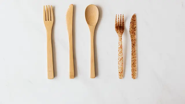 Contoh ilustrasi perbedaan peralatan dapur kayu yang bersih dan berjamur