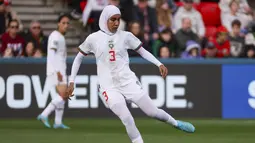 Nouhaila Benzina menjadi pesepak bola wanita pertama yang memakai hijab di Piala Dunia Wanita. (AP Photo/James Elsby)