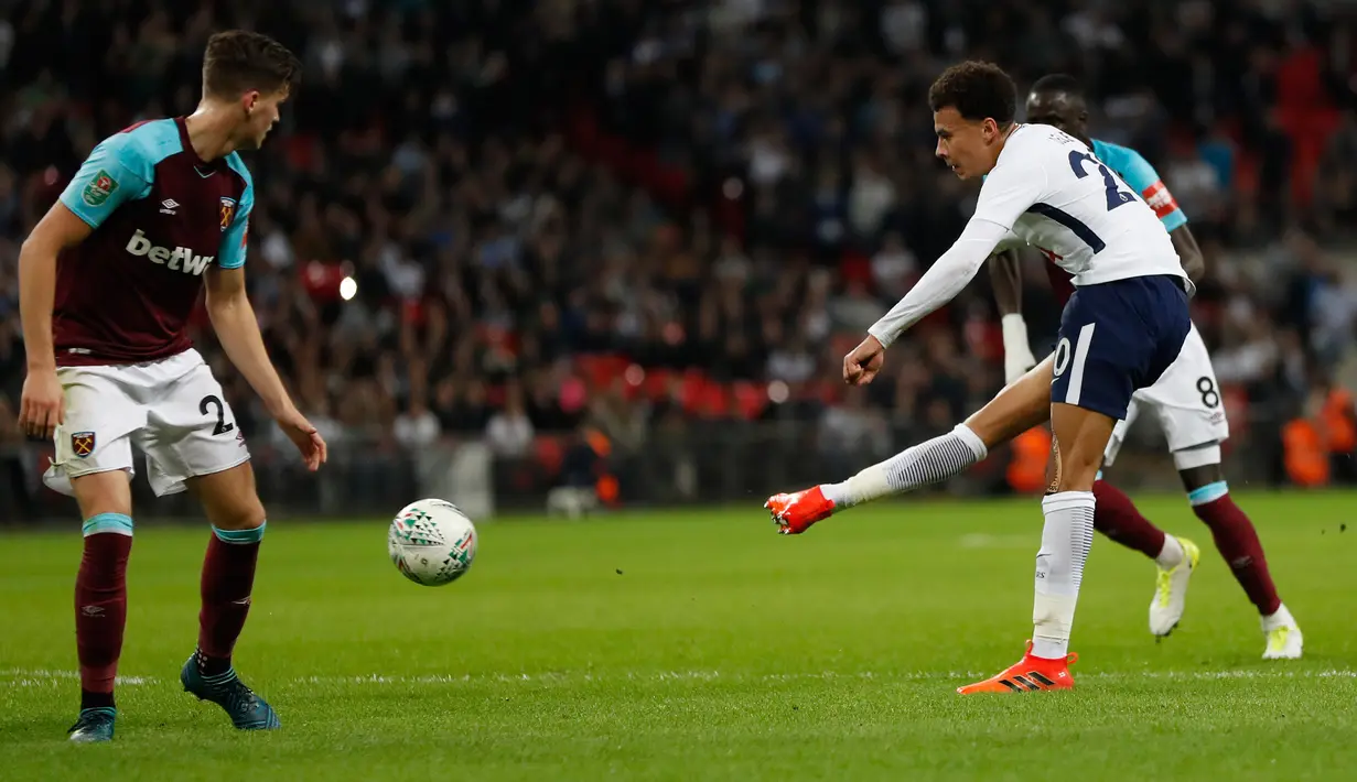 Gelandang Tottenham Hotspur, Dele Alli melakukan tendangan ke gawang West Ham United pada babak keempat Piala Liga Inggris di Wembley, Kamis (26/10). The Spurs tersingkir dari Piala Liga setelah dikalahkan West Ham 2-3 (AP Photo/Kirsty Wigglesworth)