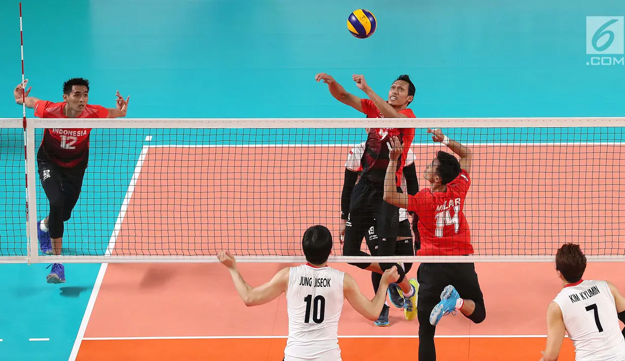 Pebola voli putra Indonesia Nurcahyadi berusaha melepas smash pada pertandingan babak perempat final bola voli putra Asian Games 2018, melawan Korea Selatan, di Volley Indoor Jakarta, Selasa (28/8). (Liputan6.com/Fery Pradolo)