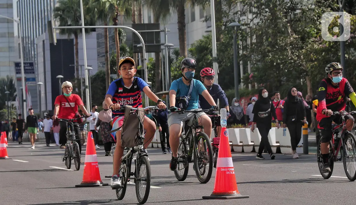 Warga bersepeda saat Car Free Day di Kawasan Bundaran HI, Jakarta, Minggu (4/9/2022). Pemerintah Provinsi DKI Jakarta akan memiliki jalur sepeda hingga 309,5 kilometer. (Liputan6.com/Angga Yuniar)