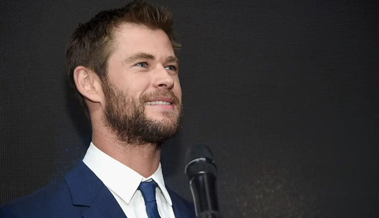 Dunia baru tengah  dijajal oleh salah satu aktor Hollywood, Chris Hemsworth. Selain berkelut dunia akting, Chris Hemsworth baru saja mencoba dunia balap. Namun sayangnya, kejadian tak mengenakan datang padanya. (AFP/JAMIE MCCARTHY)