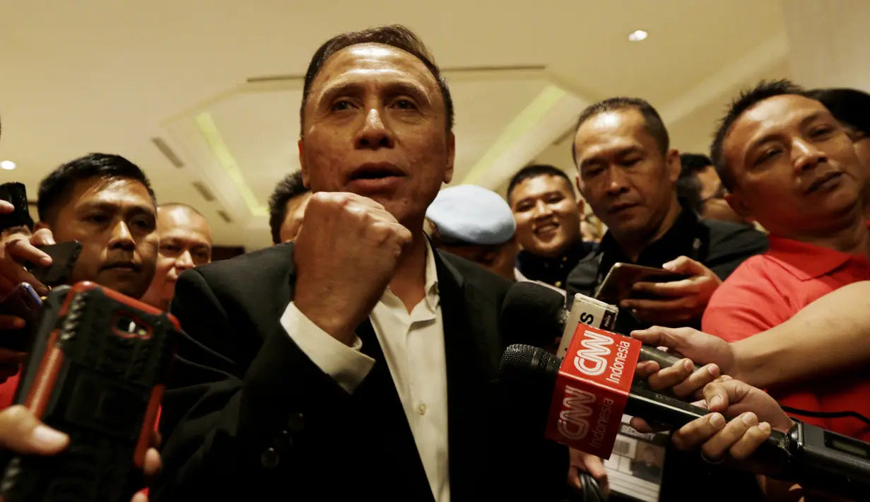 Ketua Umum PSSI, Mochamad Iriawan, memberikan keterangan kepada wartawan saat KLB PSSI di Hotel Shangri-La, Jakarta, Minggu (2/11/2019). Iwan akan memimpin PSSI selama empat tahun, dari 2019 hingga 2023. (Bola.com/M Iqbal Ichsan)