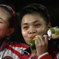 Atlet Badminton Ganda Putri Indonesia Apriyani Rahayu (kanan) dan Greysia Polii berpose dengan medali emas Olimpiade Tokyo 2020 di Musashino Forest Sports Plaza, Tokyo, Senin (2/8/2021). (Foto: AFP/Alexander Nemenov)