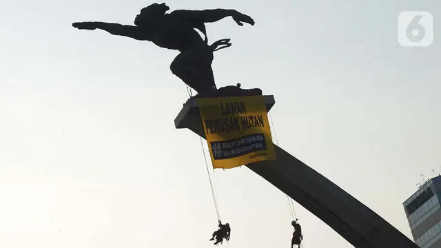 Pesan Lingkungan untuk Jokowi Membentang di Patung Dirgantara Pancoran