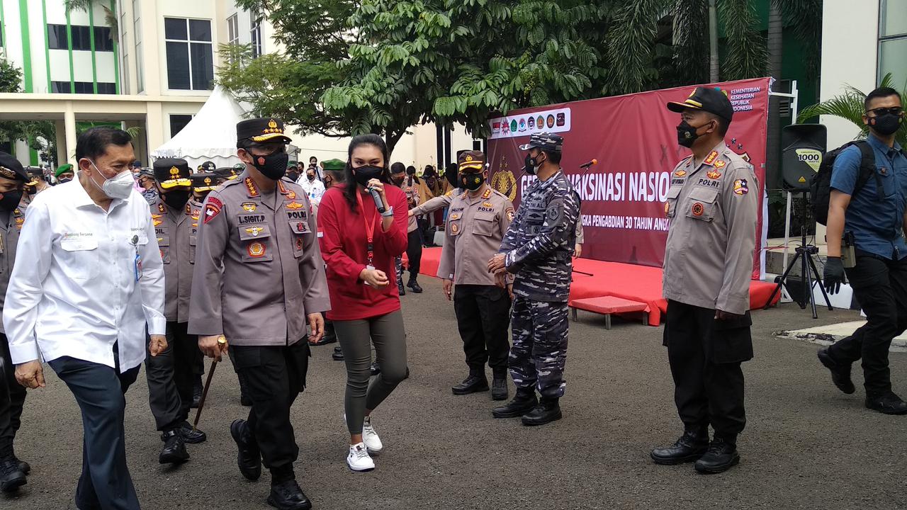 Ribuan mahasiswa mengikuti vaksinasi Covid-19 massal yang digelar di Universitas Bhayangkara (Ubhara), Kampus II, Margamulya, Bekasi Utara, Kota Bekasi, Jawa Barat.