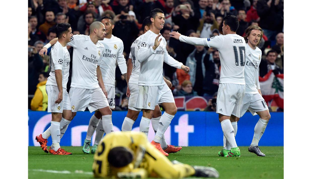 Cristiano Ronaldo, James Rodriguez  dan para pemain Real Madrid merayakan gol ke gawang AS Roma pada leg kedua babak 16 besar  Liga Champion di Stadion Santiago Bernabeu, Madrid, Rabu (9/3/2016) dini hari WIB.  (AFP/Gerard Julien)