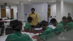 Para pemain Timnas Indonesia U-16 mendapatkan les privat untuk persiapan Ujian Nasional tingkat SMP di Cijantung, Jakarta, Rabu (3/5/2017). (Bola.com/Vitalis Yogi Trisna)