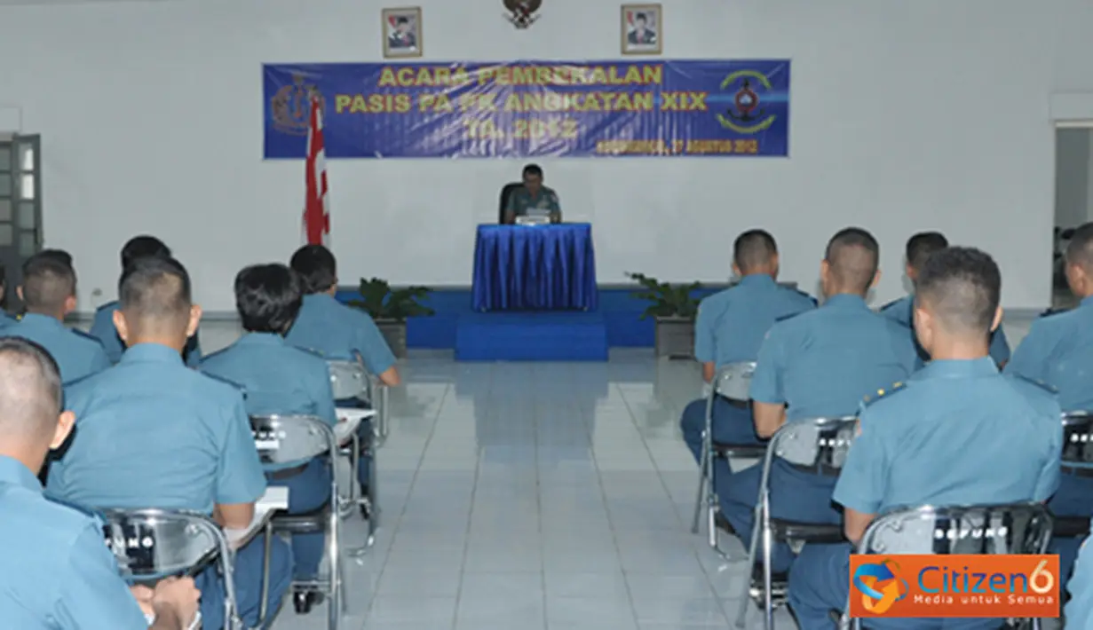 Citizen6, Surabaya: Sebanyak 41 orang sisiwa Dikmapa PK TNI angkatan ke-19 menerima pembekalan dari Sekdisminpersal, Kolonel Laut (E) Catur Budi Susanto di Gedung Betlegeuse, Kobangdikal, Selasa (28/8). (Pengirim: Penkobangdikal).