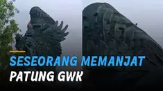 Seorang pria memanjat patung Garuda Wisnu Kencana (GWK) Cultural Park, kabupaten Badung, Bali.