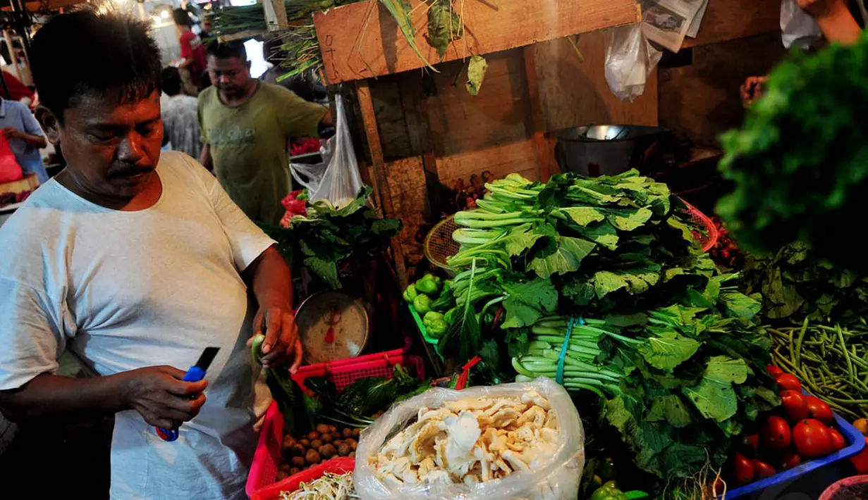 Para pedagang mulai menaikkan harga sembako setelah biaya pengiriman barang juga mengalami kenaikan, akibat harga BBM naik, Jakarta, Selasa (18/11/2014). (Liputan6.com/Johan Tallo)