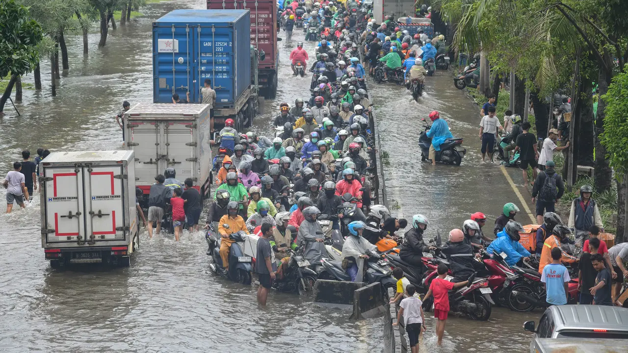 Jalan Daan Mogot Terendam Banjir, Sejumlah Pengendara Motor Mogok