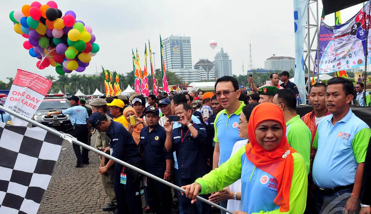 Mensos Khofifah Indar Parawansa saat melepas rombongan Lintas Batas Kesetiakawanan Sosial (LBKS) di Silang Monas, Jakarta, Sabtu (13/12/2014). (Liputan6.com/Johan Tallo)