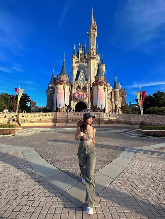 OOTD gemas Fuji mengenakan bustier bernuansa kecokelatan, dipadukannya dengan celana jeans abu-abu. Penampilannya semakin manis dengan topi yang juga bernuansa abu-abu. [Foto: Instagram/fuji_an]