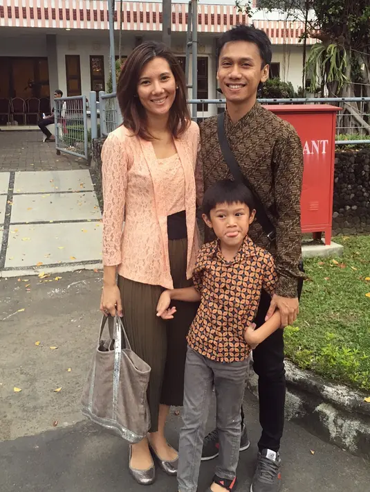 Sarah Diorita mengenakan busana Jawa. Istri Eross Chandra itu memiliki darah Perancis dari mamanya, Sedangkan ayahnya asli Indonesia. Ia juga pernah tinggal di negara yang berikon Menara Eiffel tersebut. (Instagram/sarahcandra)