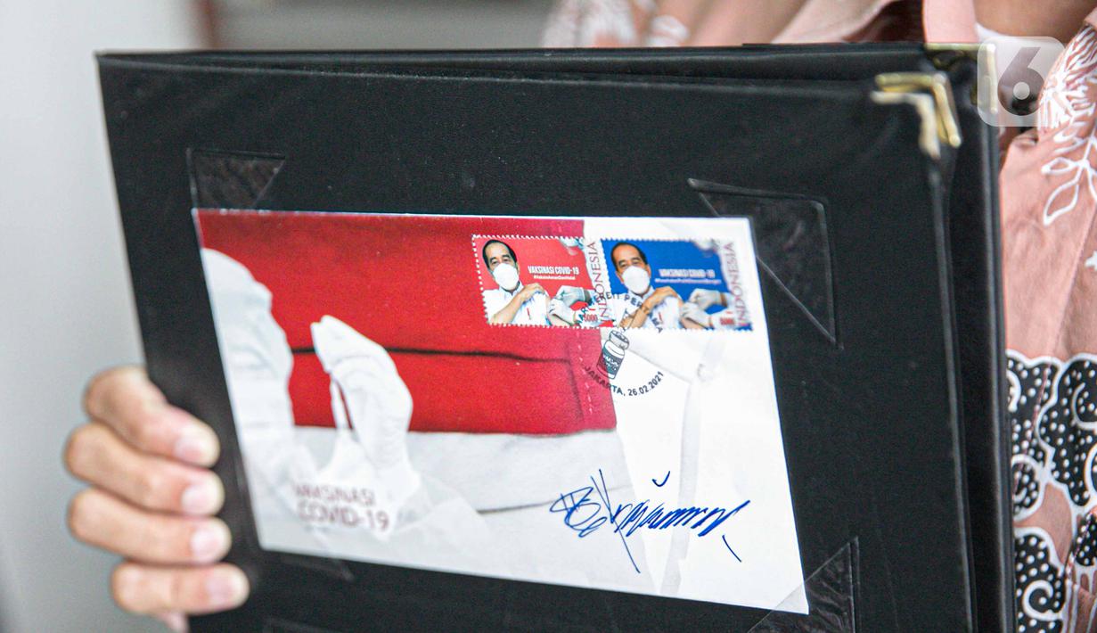 Petugas menunjukkan perangko seri vaksinasi COVID-19 di Kantor Filateli, Jakarta, Jumat (26/2/2021). Menkominfo Johnny G. Plate menjelaskan bahwa perangko tersebut menggambarkan kondisi Indonesia yang sedang memerangi pandemi virus corona melalui program vaksinasi. (Liputan6.com/Faizal Fanani)