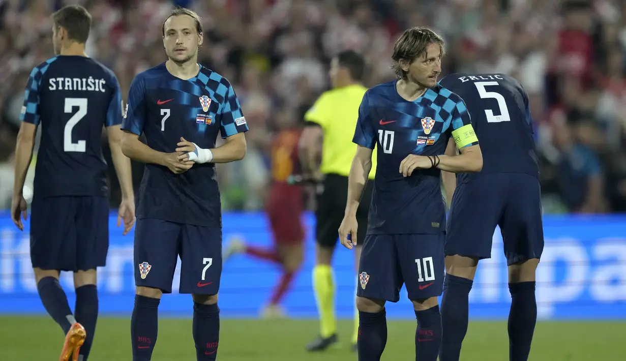 Reaksi kecewa gelandang Timnas Kroasia, Luka Modric dkk setelah dikalahkan Spanyol 4-5 melalui adu tendangan penalti pada laga final UEFA Nations League 2022/2023 di De Kuip Stadium, Rotterdam, Senin (19/6/2023) dini hari WIB. (AP Photo/Peter Dejong)