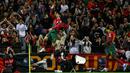 Pemain Timnas Portugal, Cristiano Ronaldo melakukan selebrasi setelah mencetak gol ke gawang Slovakia pada laga putaran pertama Grup A Kualifikasi Euro 2024 di Dragao stadium, Porto, Portugal, 13 Oktober 2023. (AFP/Miguel Riopa)