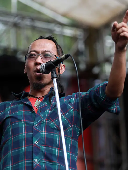 Tampil di sore hari, Pas Band membangun interaksi dengan penonton sehingga memicu semangat para penonton untuk ikut bernyanyi. (Deki Prayoga/Bintang.com)