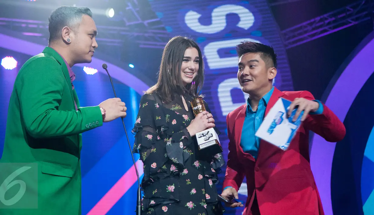 Penyanyi asal Inggris Dua Lipa saat menjadi bintang tamu acara SCTV Music Awards 2017  di Studio 6 EMTEK, Jakarta, Selasa (16/5). Dua lipa membawakan lagu hitsnya yang berjudul, Be The One dan blow your mind (mwah). (Liputan6.com/Gempur M Surya)