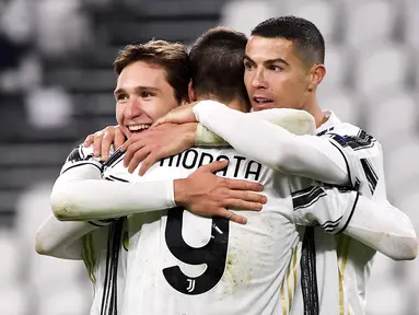 Striker Juventus, Alvaro Morata bersama Cristiano Ronaldo dan Federico Chiesa merayakan gol ke gawang Dynamo Kiev pada laga Liga Champions di Stadion Allianz, Kamis (3/12/2020). Juventus menang dengan skor 3-0. (Marco Alpozzi/LaPresse via AP)