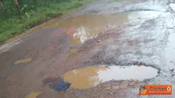 Jalan Lintas Kabupaten Cianjur-Purwakarta Rusak Parah